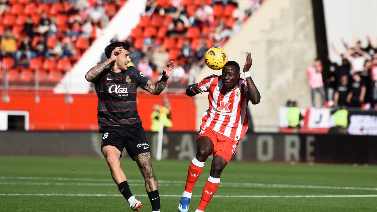 A Lopy parece que el balón le va a hacer daño.