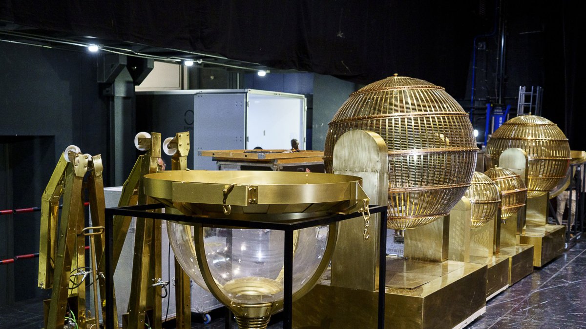 Los bombos del Sorteo Extraordinario de Lotería de Navidad ya están en el Teatro Real.