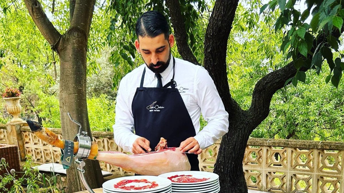 Antonio Ortuño, cortador de jamón profesional y gerente del espacio gastronómico Ortuño.
