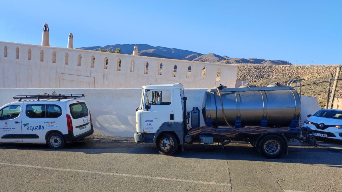Vista general del reparto de las cubas de agua