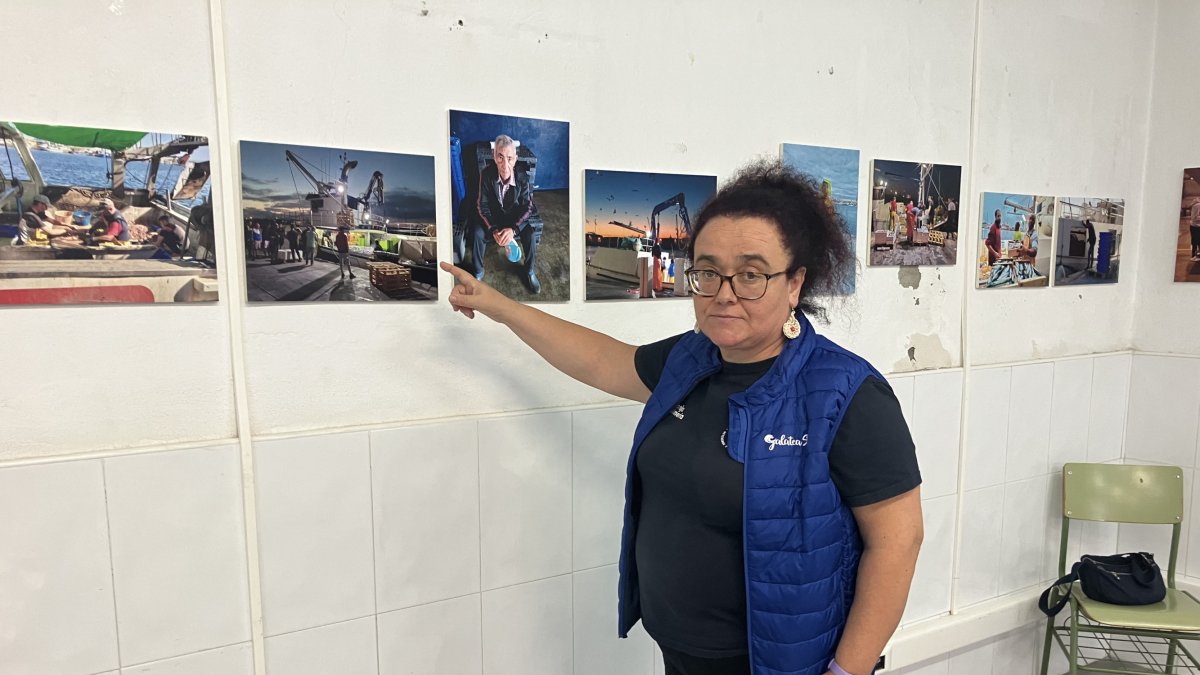 Remedios Marín Fernández mostrando fotografías de la exposición que se puede ver en el Centro de Adultos de La Chanca.