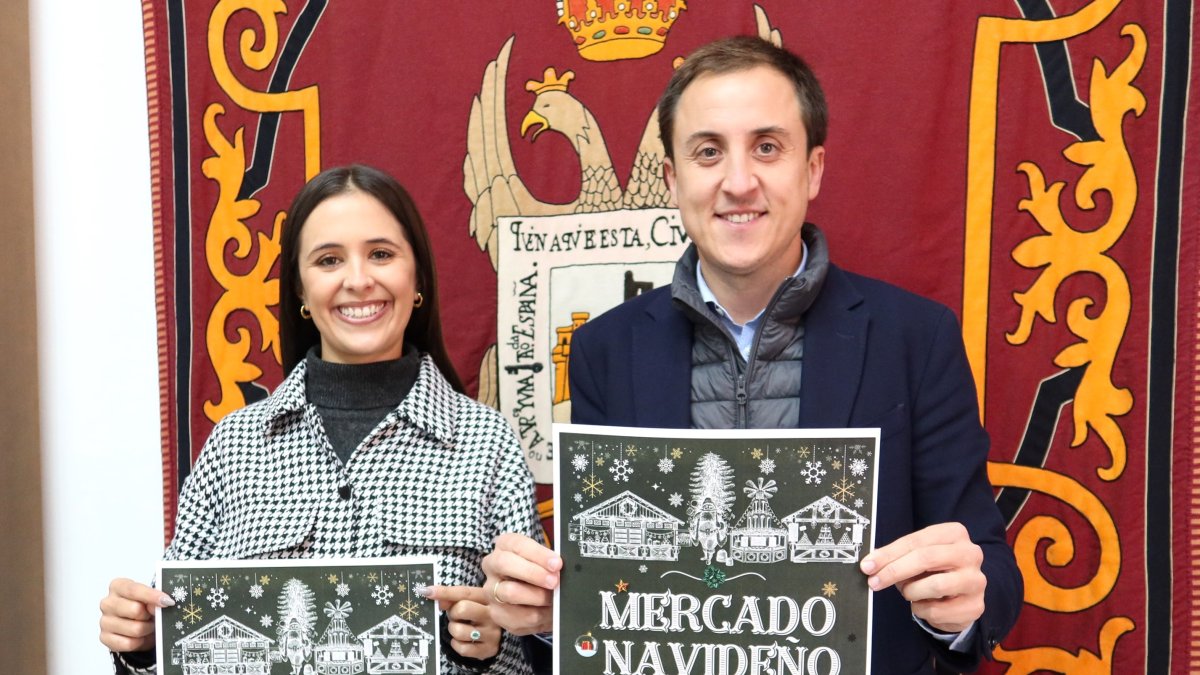 Antonia Marín concejal de Comercio y Alfonso García, alcalde de Vera presentan el regreso del mercadillo navideño a Vera.