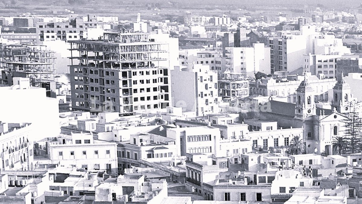 El edificio Géminis, donde se instaló Simago, en su última fase de construcción. Enfrente se estaba levantando el edificio de Marín Rosa. Dicie