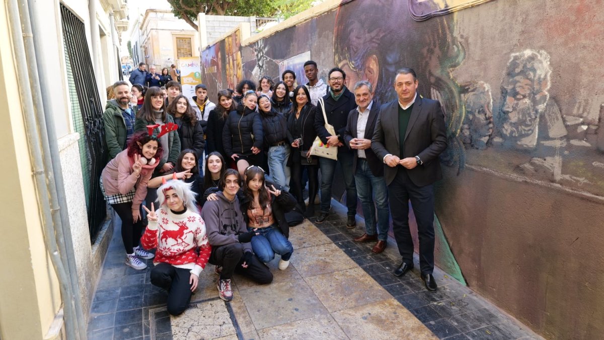 Mural de la Escuela de Arte Carlos Pérez Siquier.