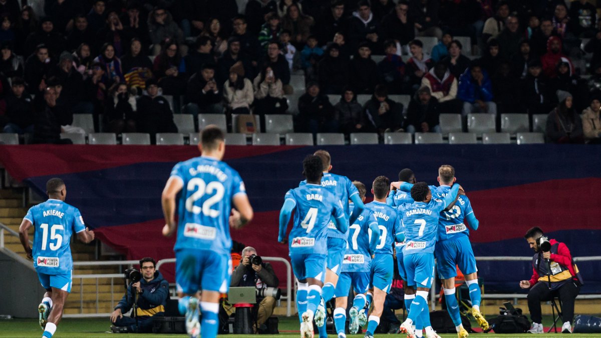 Parte del público azulgrana no se tomó bien que el Almería igualase por dos veces el partido en Montjuic.