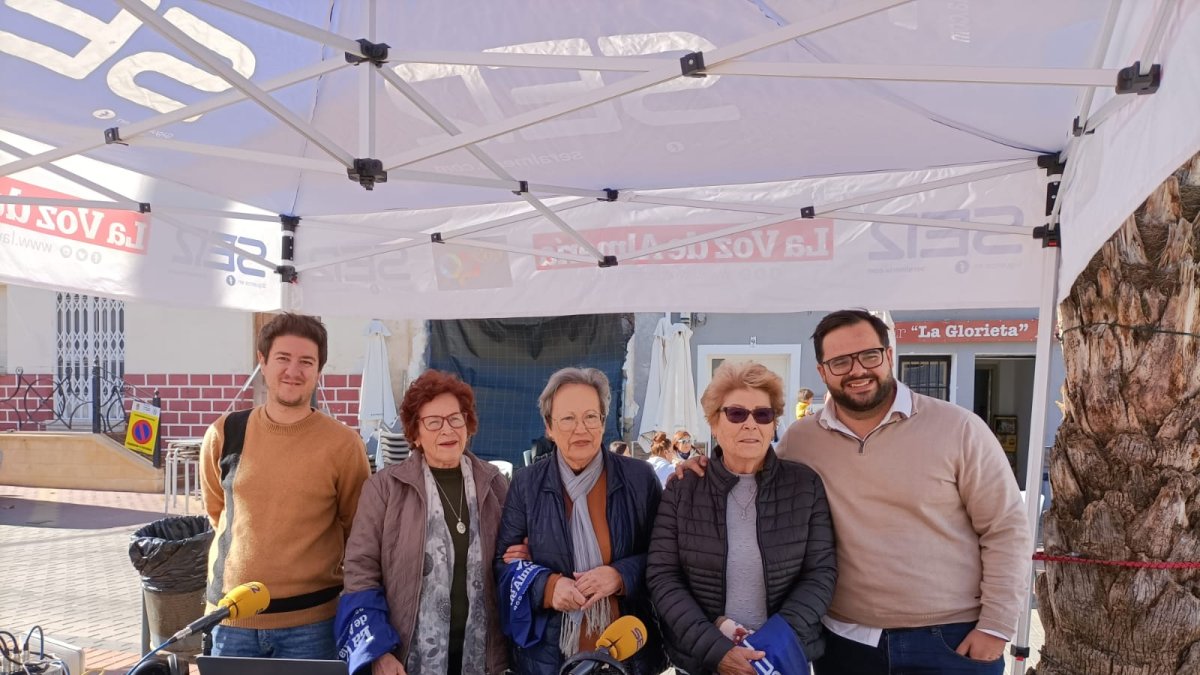 Fotografía de familia con invitadas al programa pertenecientes a la asociación de mujeres; el alcalde, Domingo Trabalón (primero por la derecha)