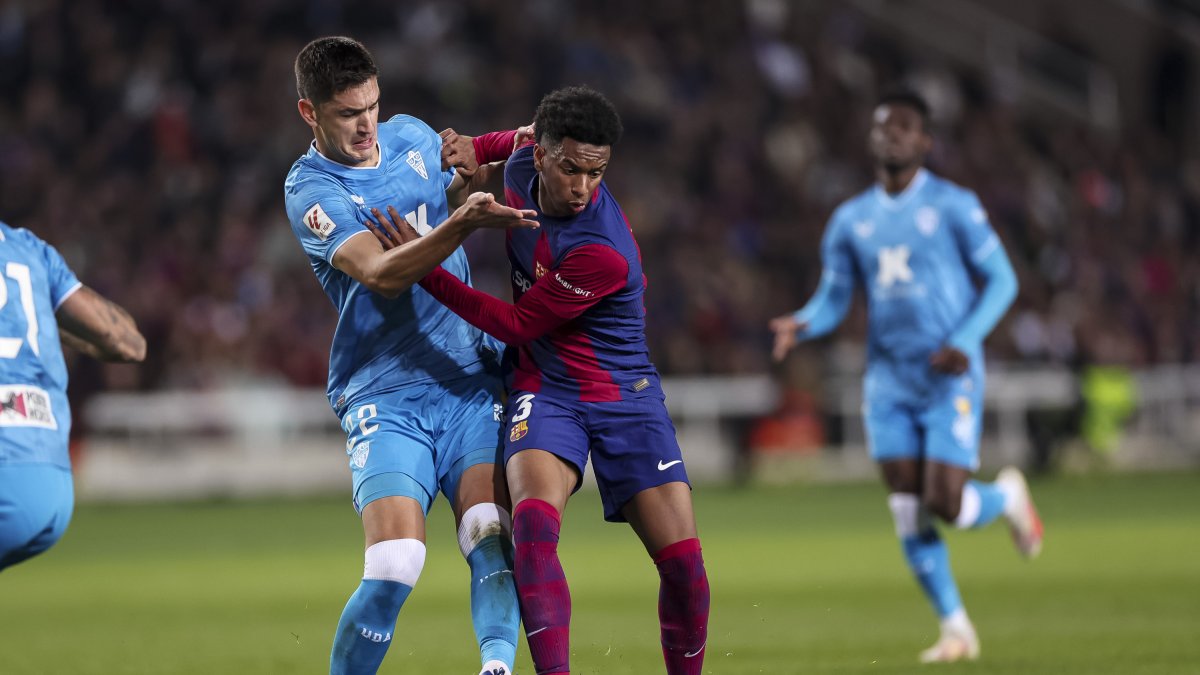Disputa de balón entre César Montes y Alejandro Balde.