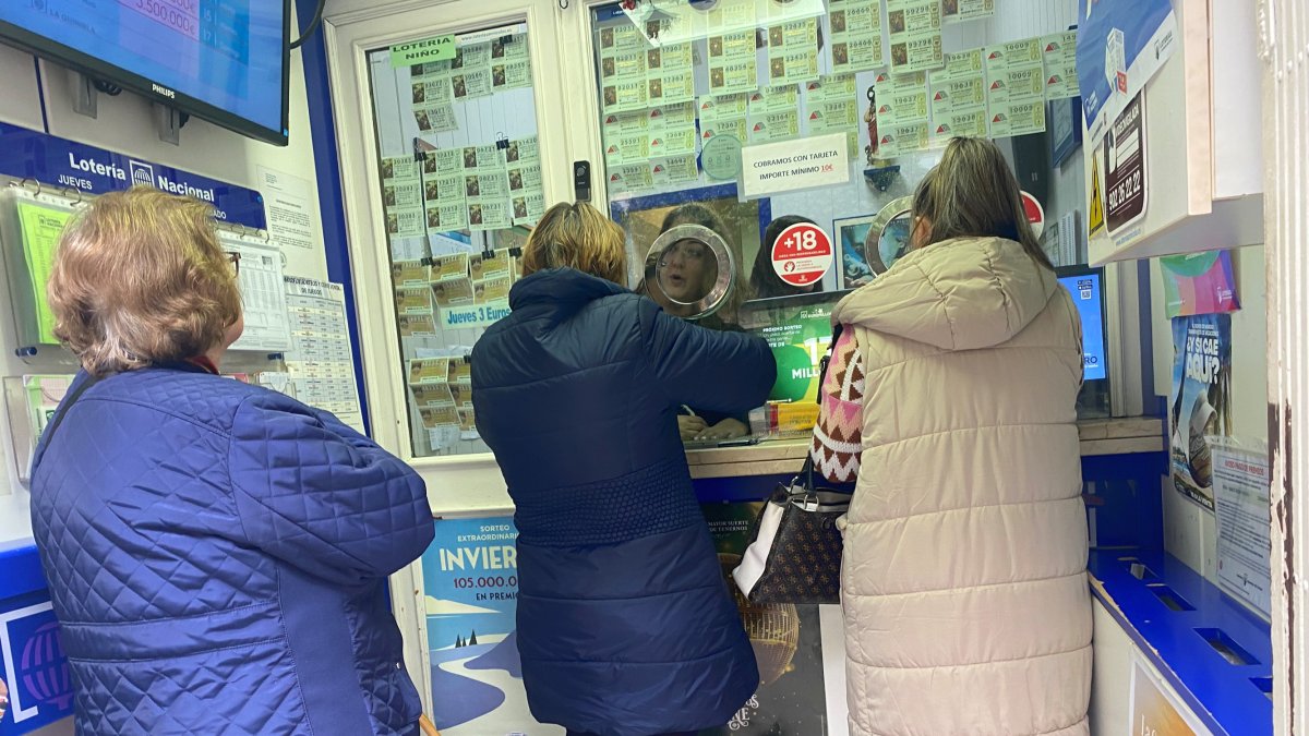 Compra de Loteria en el Paseo de Almería.