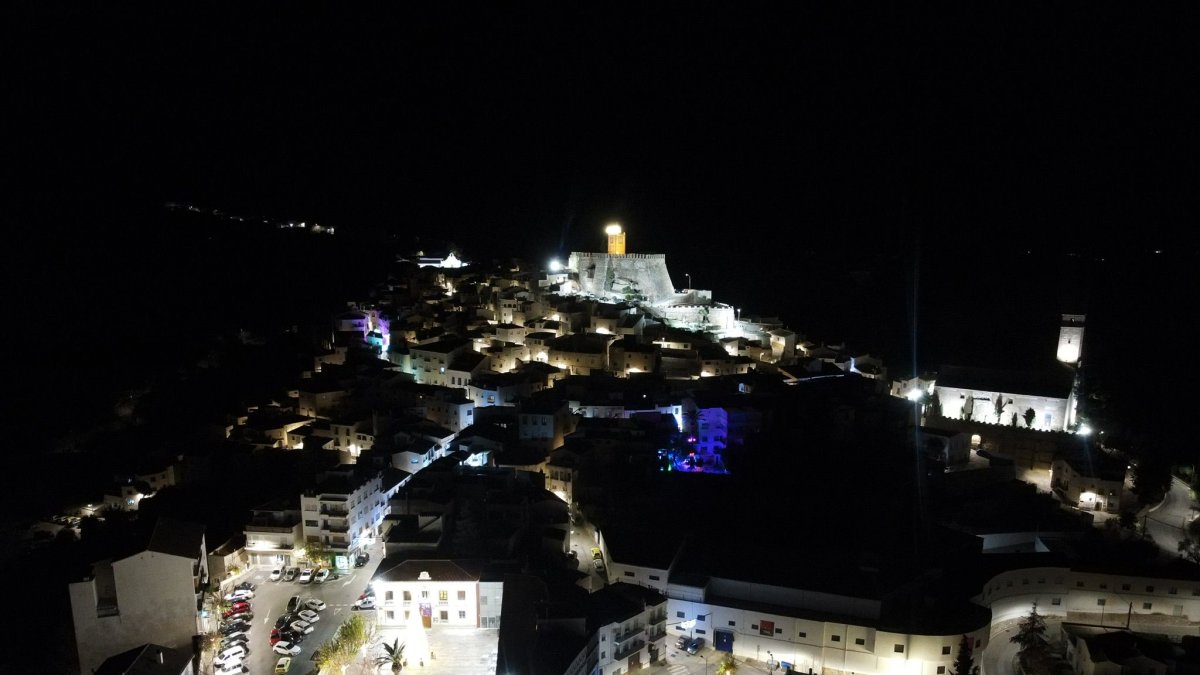 Una vista aérea de Serón iluminado en Navidad.