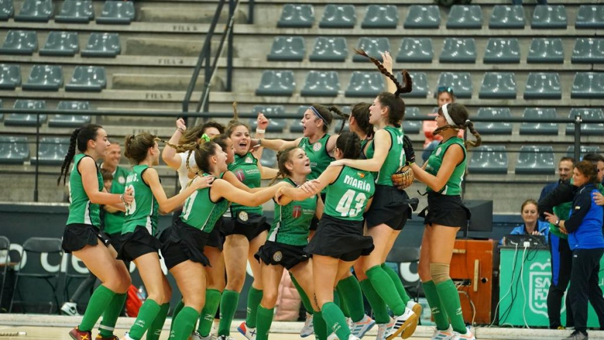 El Club de Hockey Pechina celebra una victoria.