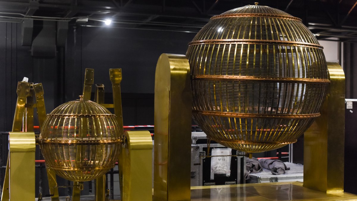 Los bombos del Sorteo Extraordinario de Navidad en el Teatro Real.