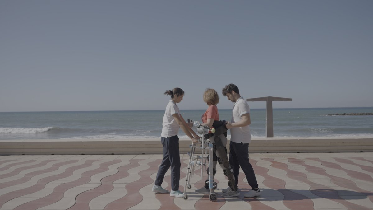 Profesionales de Neuroal probando el Exoesqueleto IndegoTherapy.