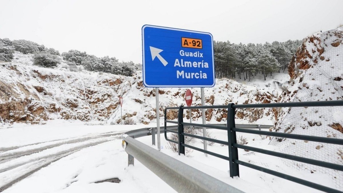 Carretera A-92 cubierta de nieve.