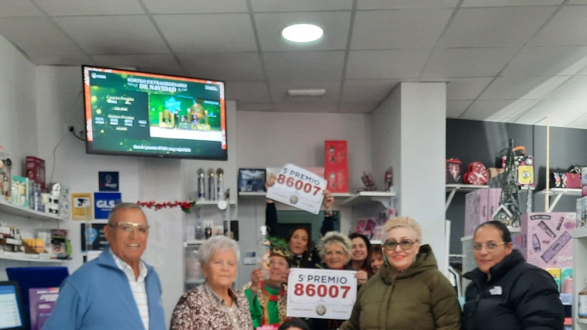 Rocío Gómez, vecinos y clientes del premio repartido con el 86007 del Sorteo Extraordinario de Navidad en Gádor.
