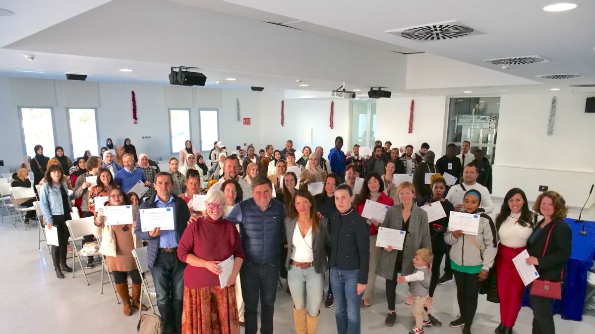 Entrega de diplomas a los participantes.