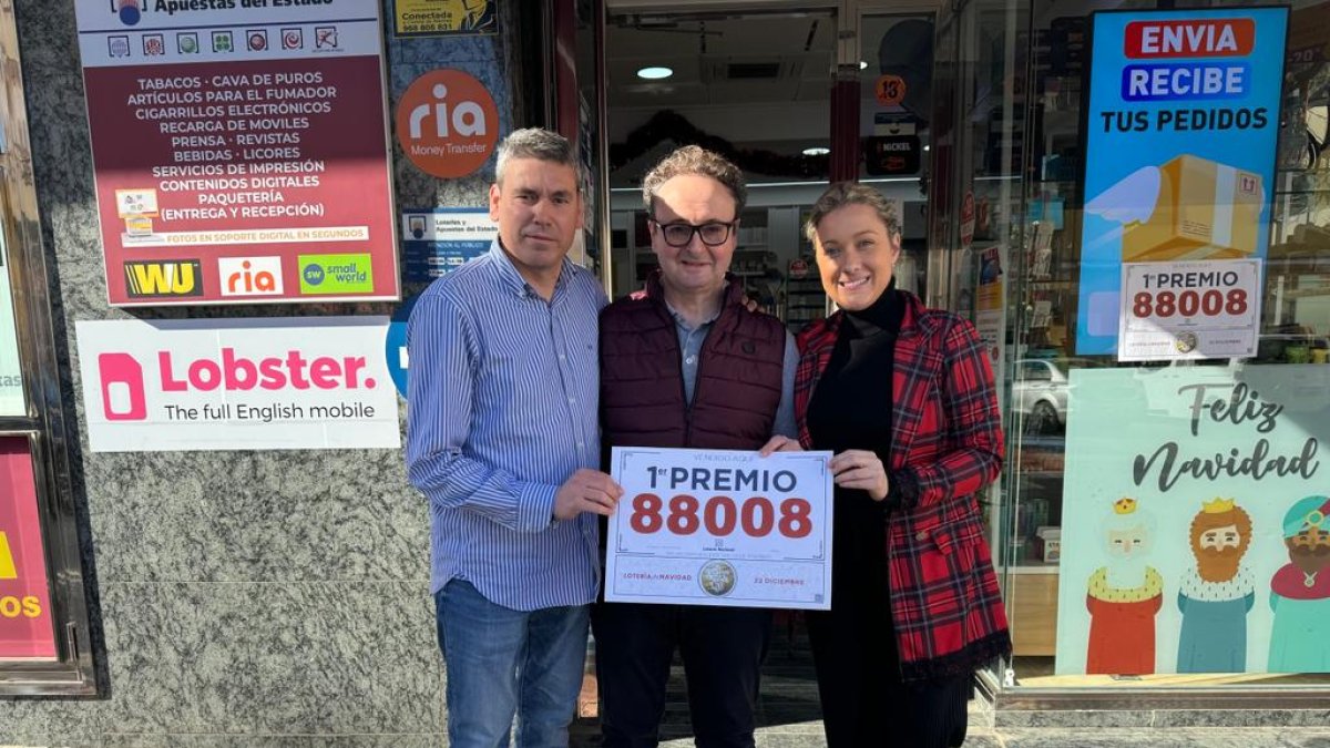 Los responsables y trabajadores del establecimiento de José Ramón, en Vera.