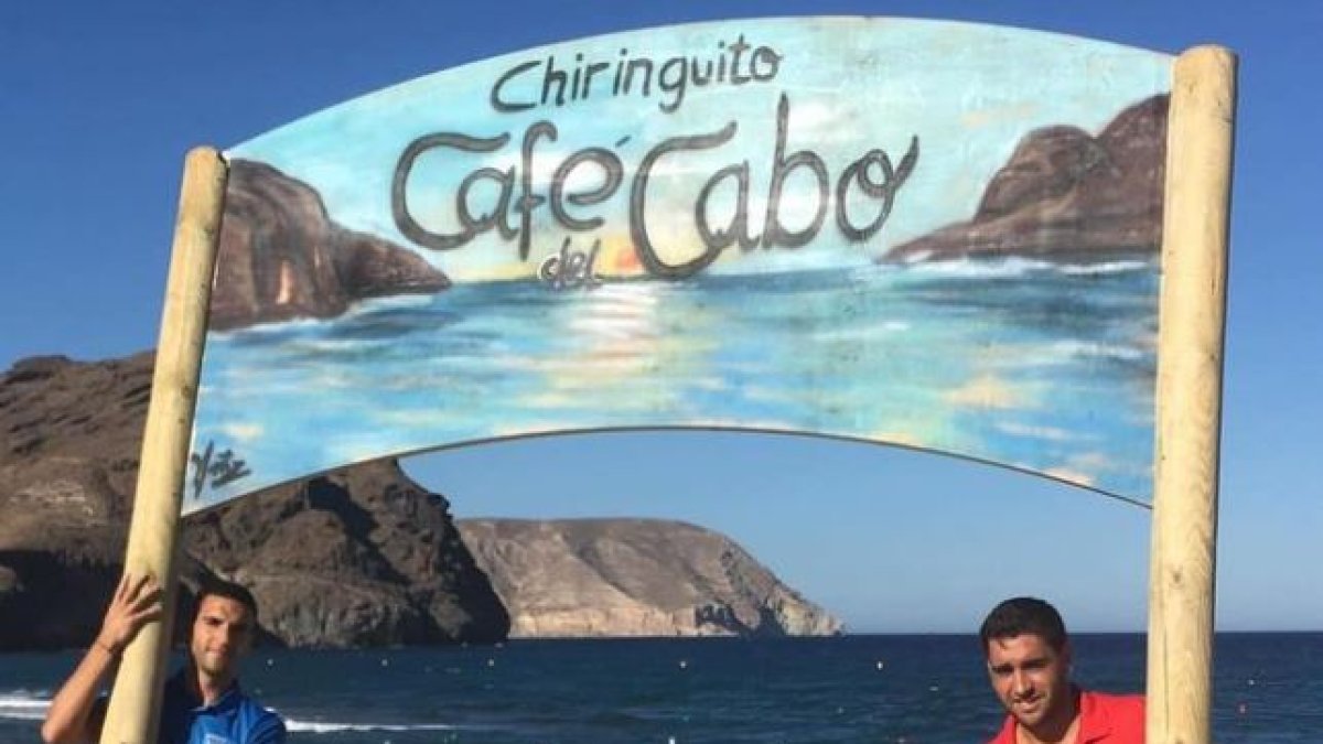 Francis y Bernabé, padres de Café El Cabo, retirando el icónico cartel del chiringuito.