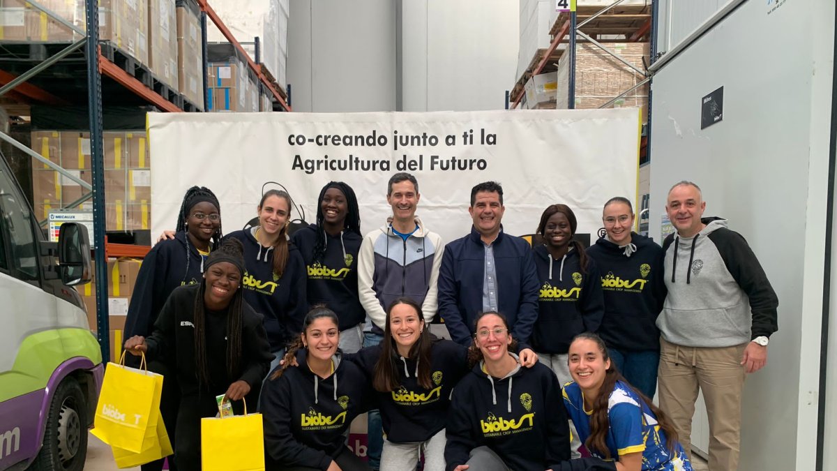 Foto de familia aprovechando la visita y también la llegada de las fiestas navideñas.
