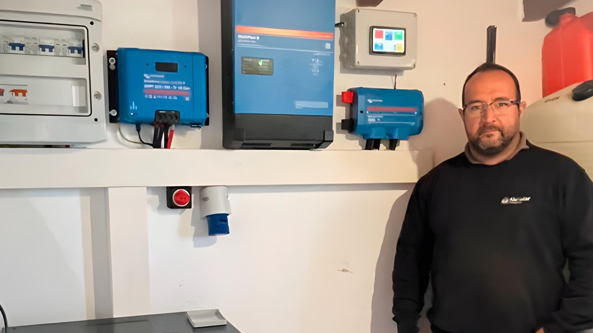 Alejandro en una de sus instalaciones de baterías.