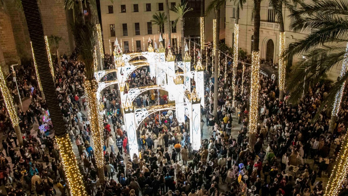 Imagen de archivo de luces de Navidad en la Plaza de la Catedral.