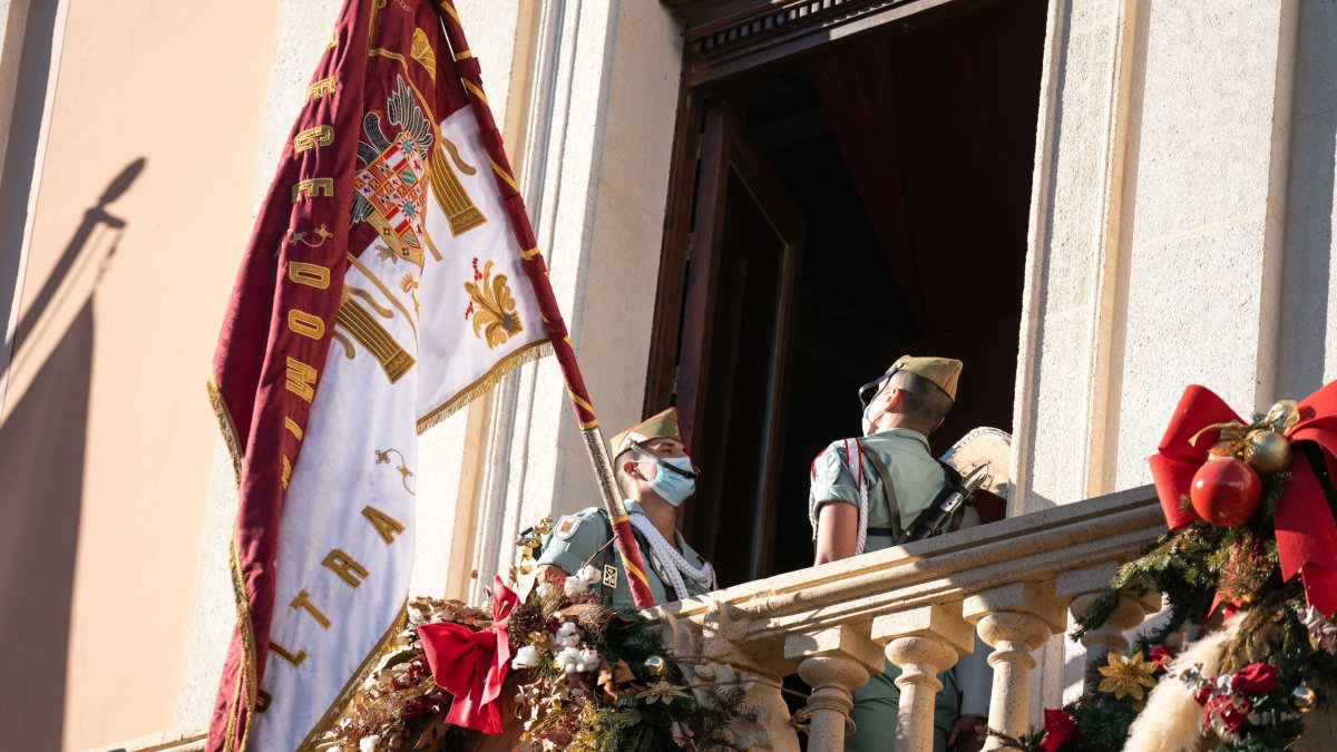 Dos legionarios montan guardia frente al Pendón de Almería.