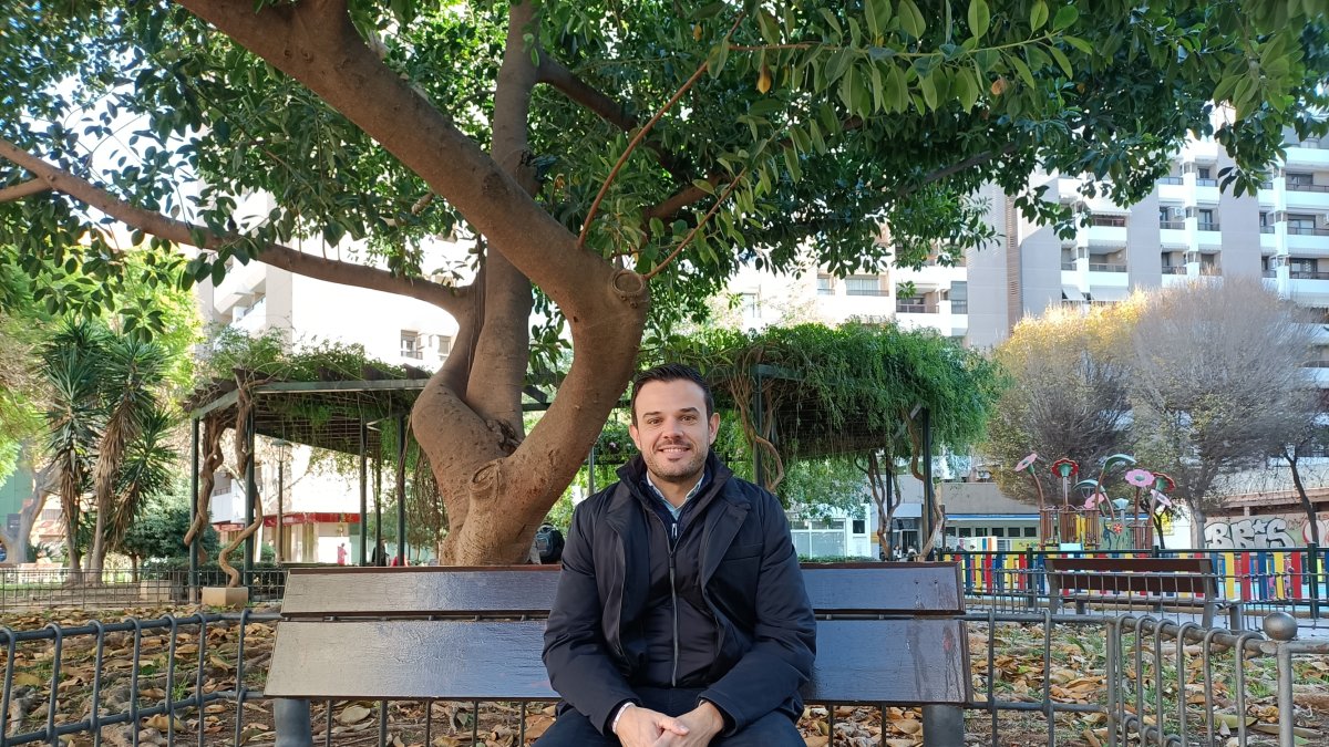 Óscar Bleda, concejal de Integración Social y portador del Pendón