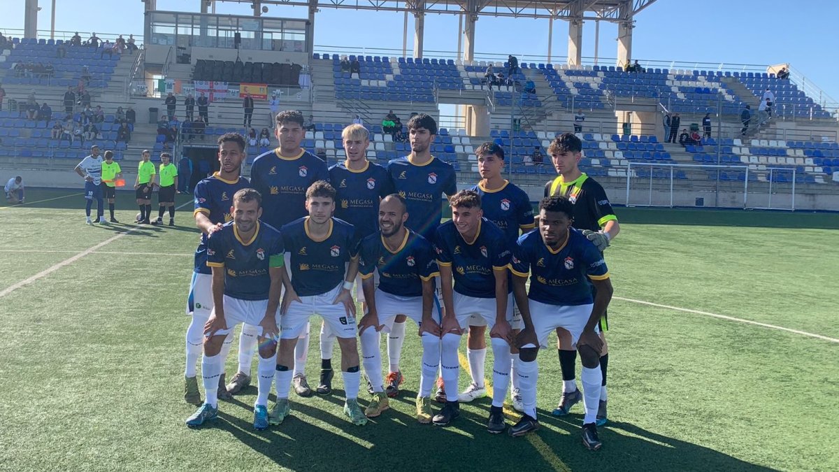 Ramazani, abajo a la derecha, cuando debutó con el Atlético Bellavista en el campo de Las Viñas, en Vera.