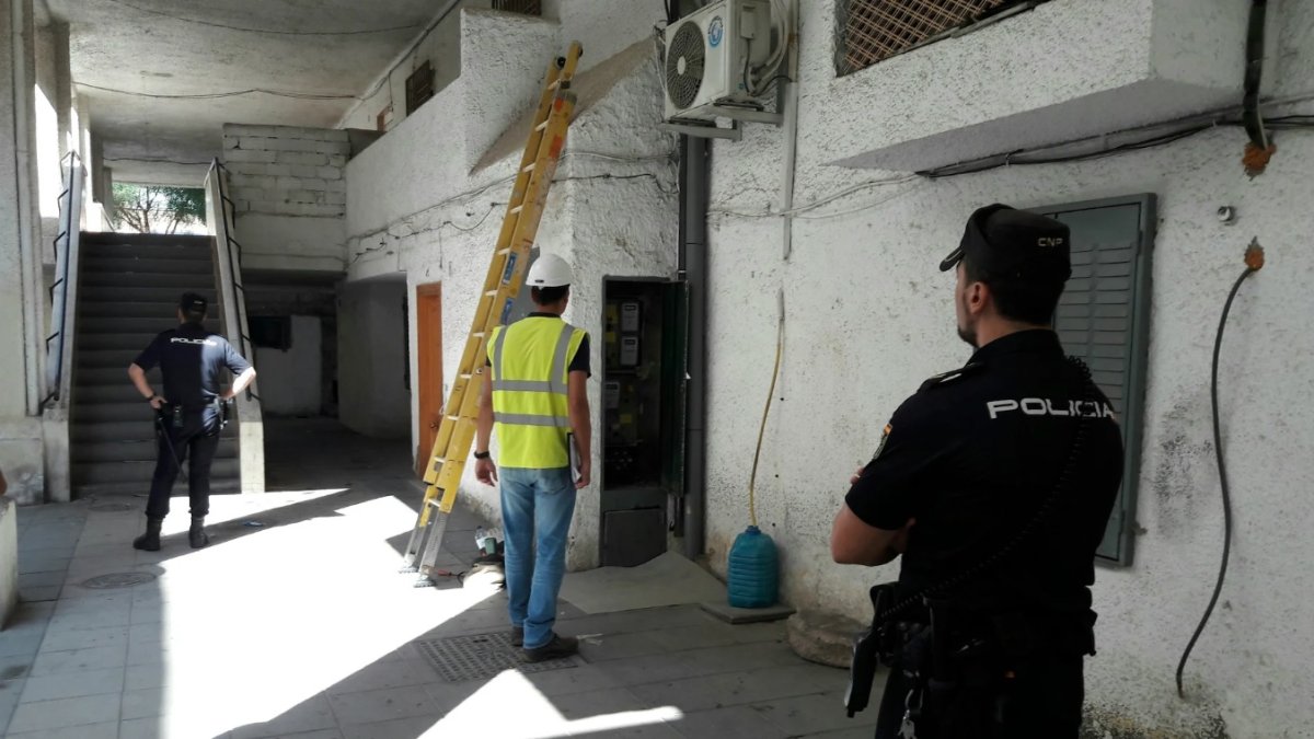 Policía Nacional y técnicos de Endesa en una intervención.