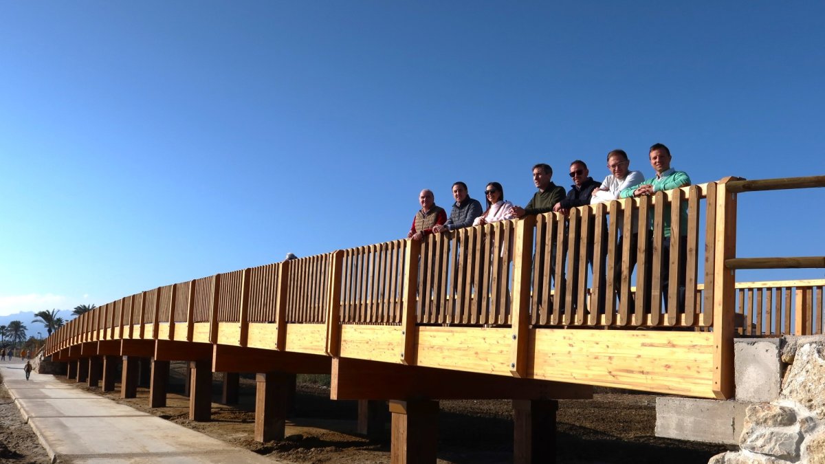 Autoridades y responsables de empresas participantes del proyecto durante la inauguración.