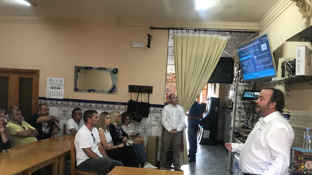 Charla informativa acerca del virus del rugoso