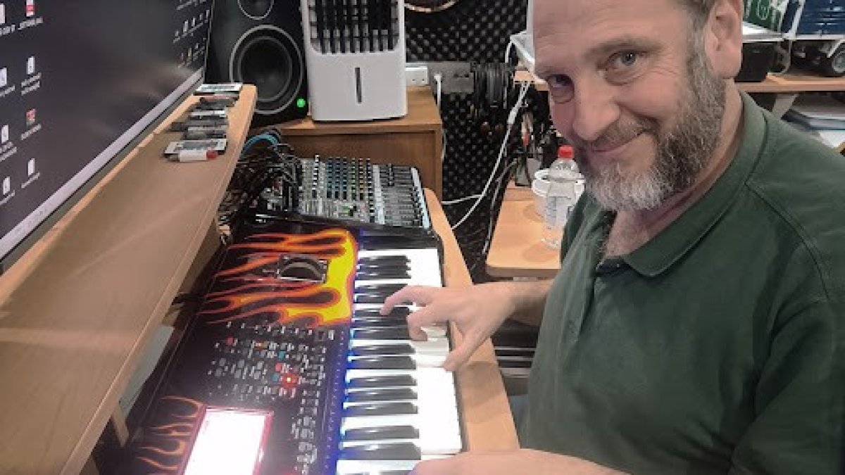 Juan Antonio Campoy trabajando en su estudio.