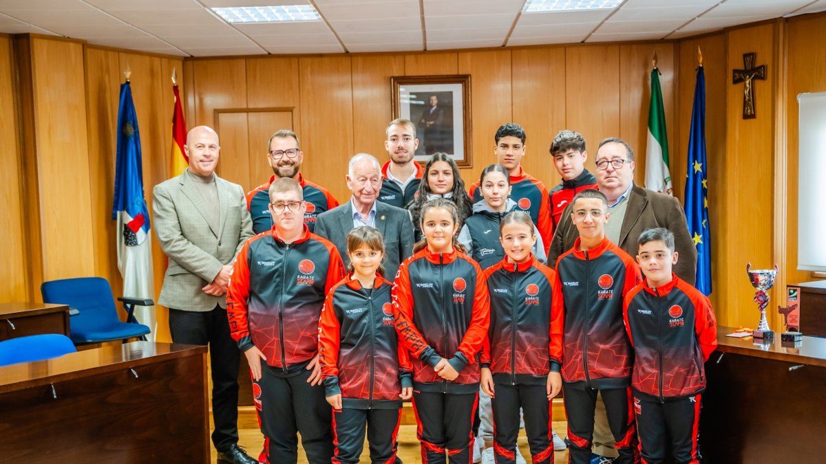 El alcalde de Roquetas con sus campeones.