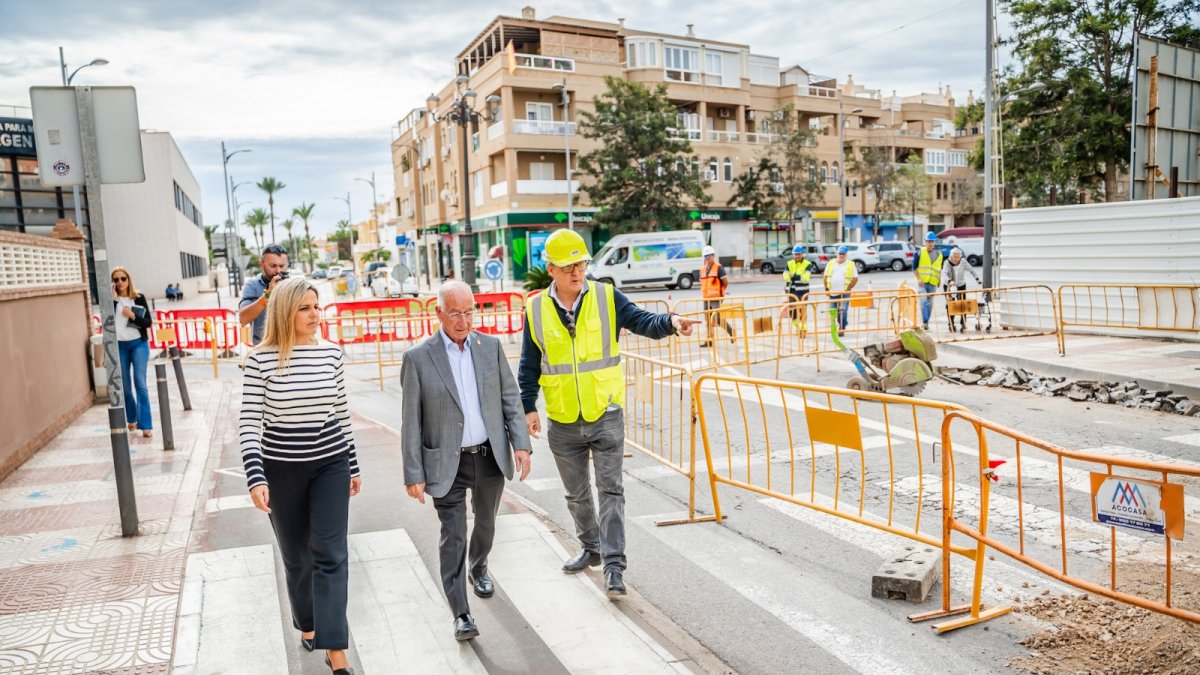 Gabriel Amat visita una de las obras acometidas.