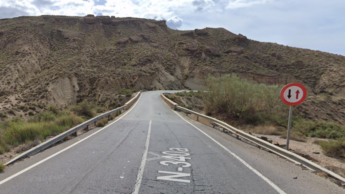 El siniestro se produjo en el entorno del puente estrecho que hay a la salida de Tabernas.
