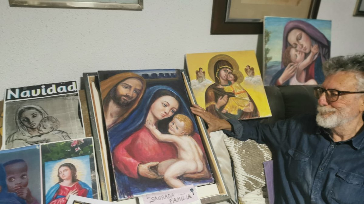 Miguel Juan Albesa Linares junto a sus obras.