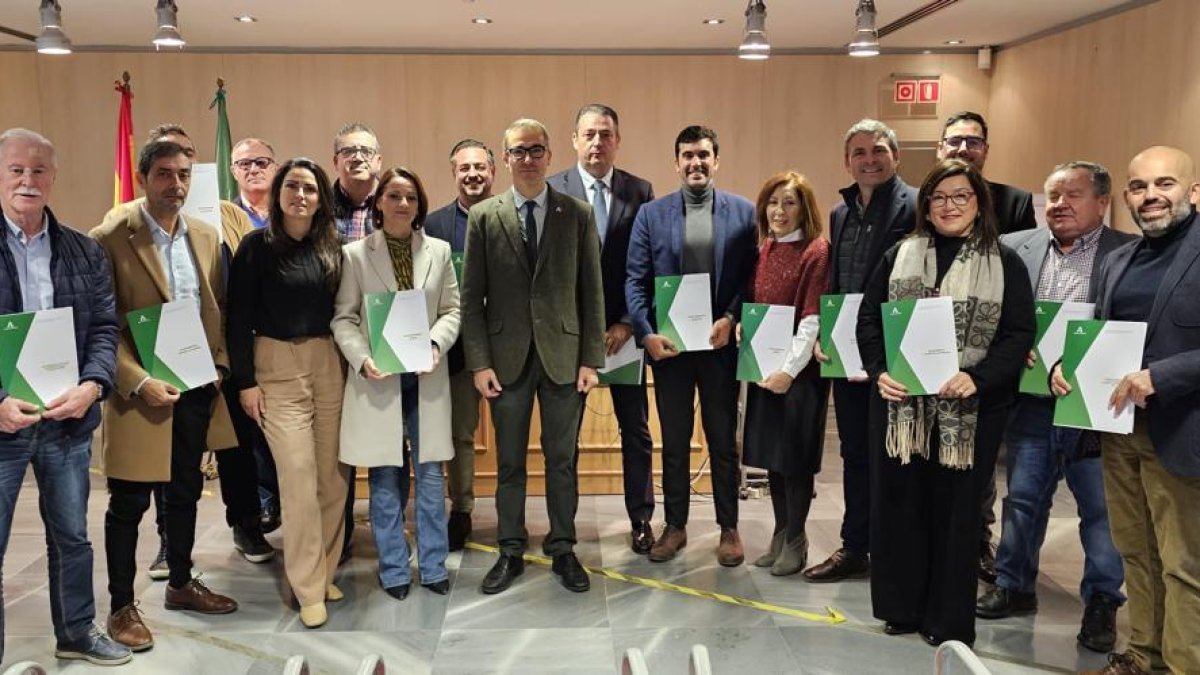 Entrega de la resolución para la formación a vecinos de Albox.