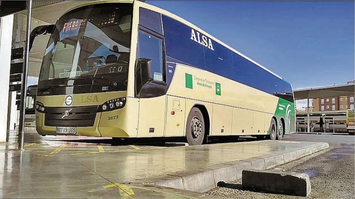 Autobús metropolitano en la estación de autobuses de la capital