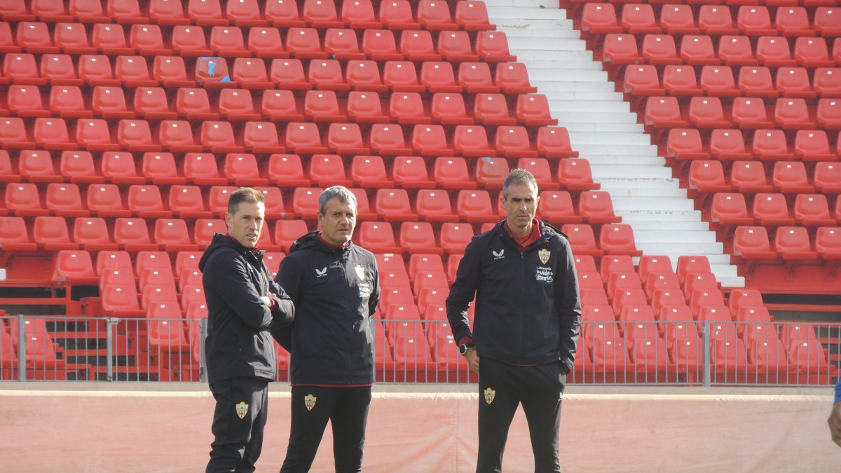 Esta es la imagen del Almería con su cuerpo técnico dando la cara.