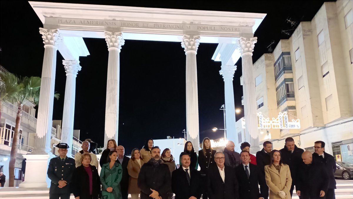 Fotografía de familia de autoridades durante la inauguración de la plaza.
