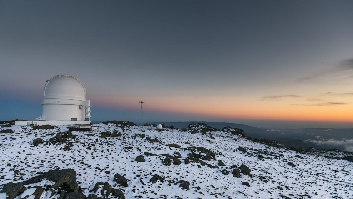 Las cúpulas del observatorio del Calar Alto nevadas.