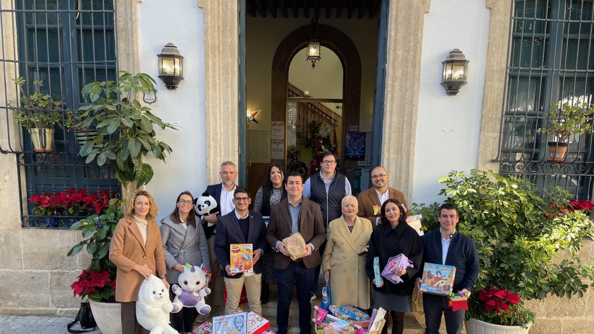 Alcalde y concejales con algunos de los juguetes y comidas que van a donar.