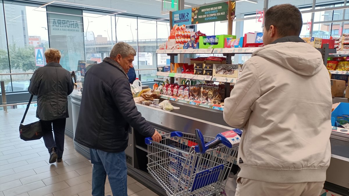 Imagen de archivo de varios clientes comprando en un supermercado de la capital.