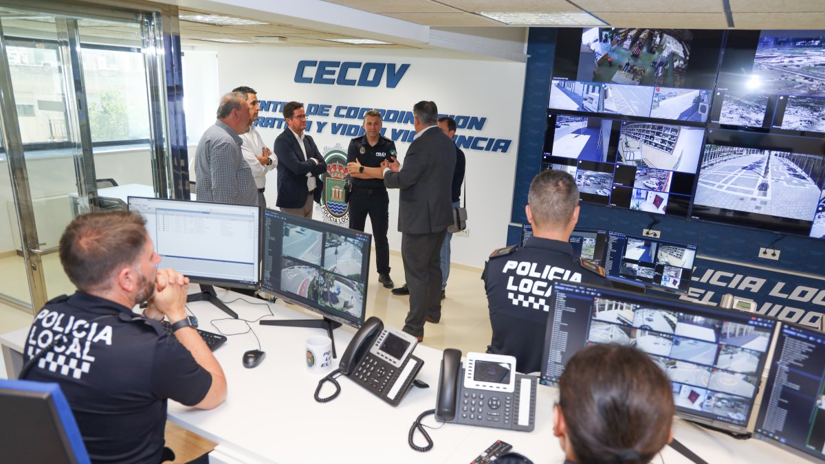 El alcalde ejidense en la sede del CECOV.