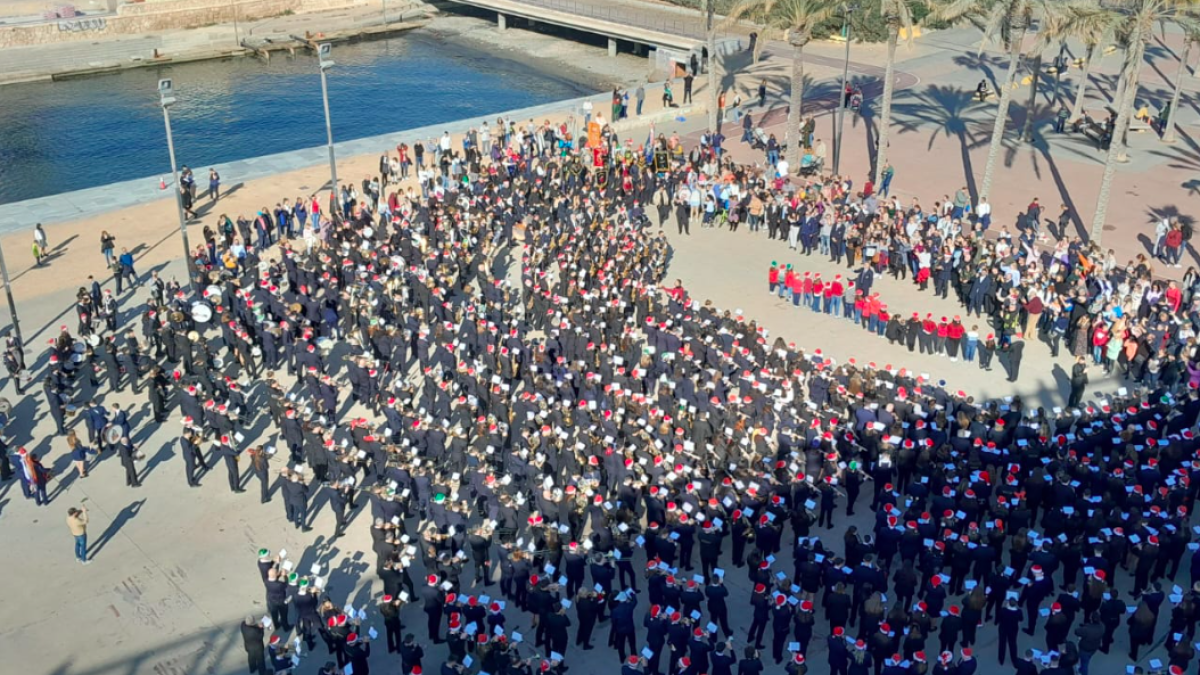 Un millar de músicos tocando en el Parque de las Almadrabillas.