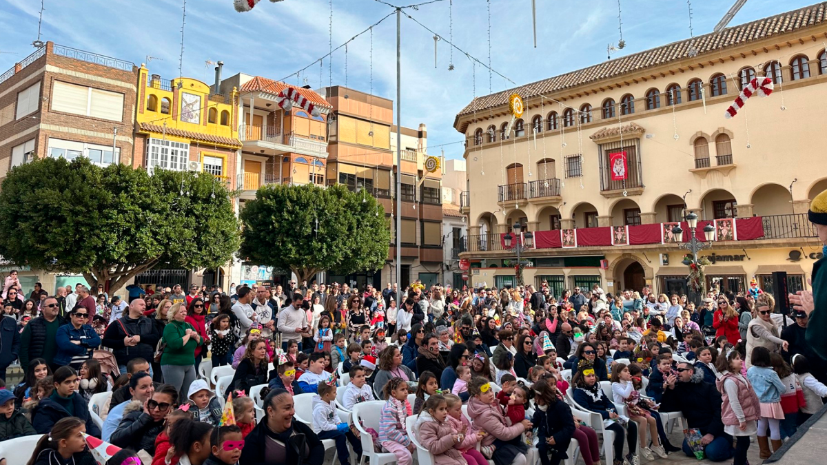 Los niños de Huércal Overa en la Plaza de la Constitución celebrando la Nochevieja Infantil.