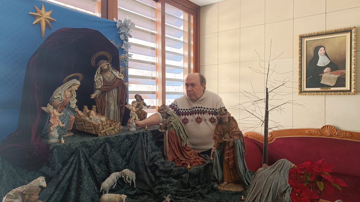 Manuel Martínez examina el belén de la residencia del palacio episcopal de Almería.