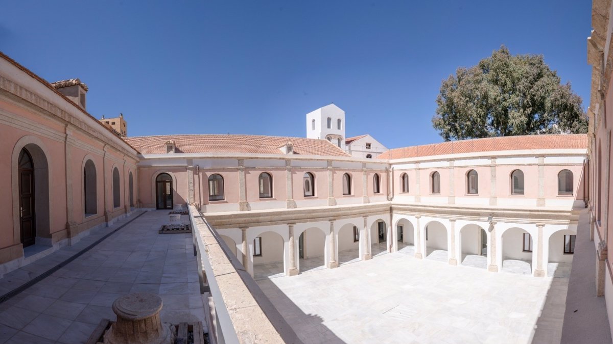 Claustro del antiguo Hospital Provincial de Almería.