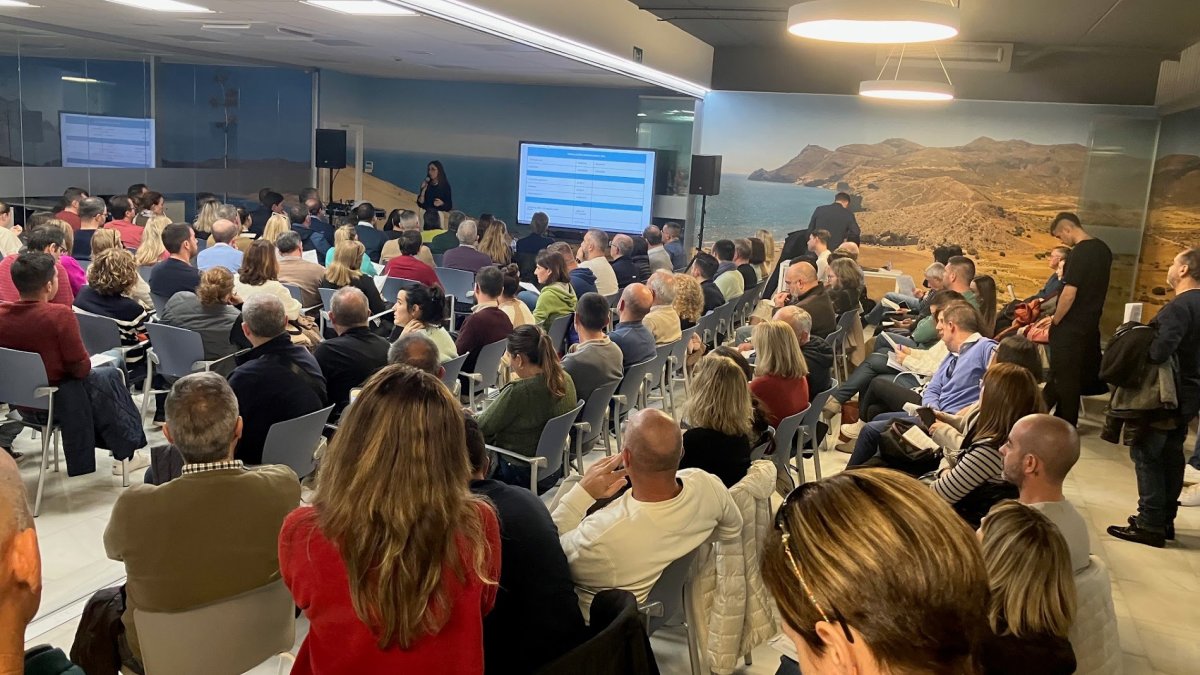 Reunión de los afectados por la promotora.