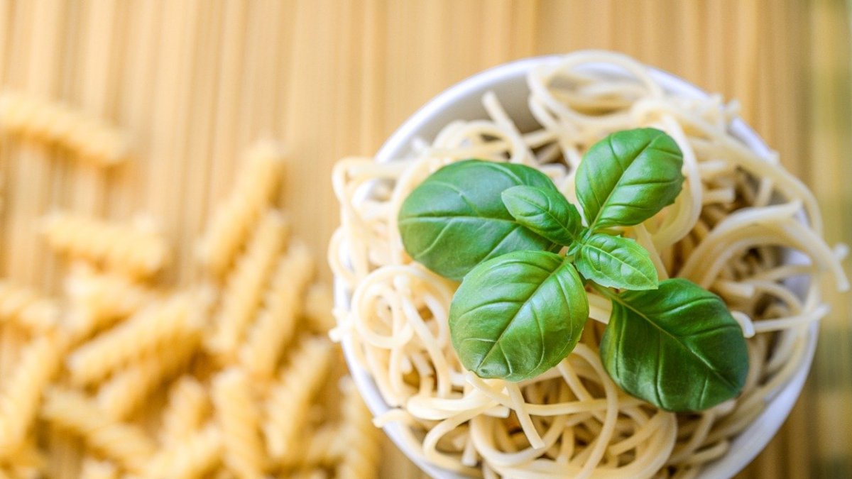 Espaguetis integrales con crema de albahaca.