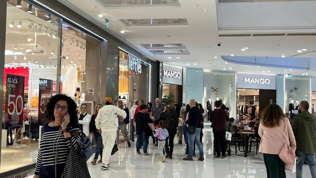 Almerienses comprando en el Centro Comercial Torrecárdenas.